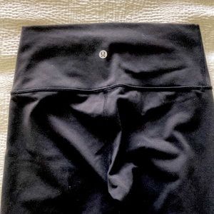 Lululemon black wunder under leggings, size 6 25 inch inseam